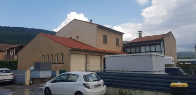 <br />
<b>Deprecated</b>:  htmlspecialchars(): Passing null to parameter #1 ($string) of type string is deprecated in <b>/home/u272898465/domains/renovation-millau.fr/public_html/templates/galerie.php</b> on line <b>351</b><br />
